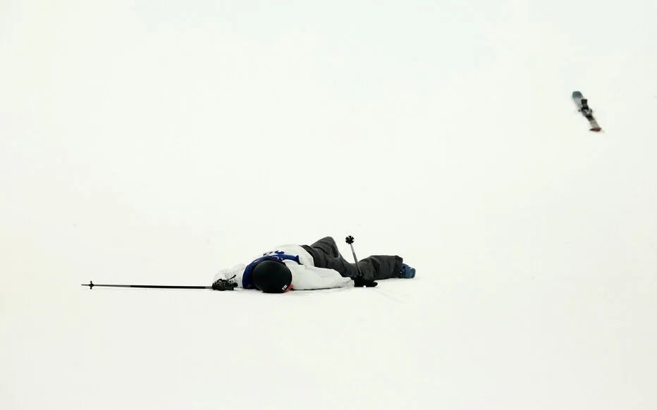 Chute spectaculaire d'Elias Lajunen lors des qualifications de big air.