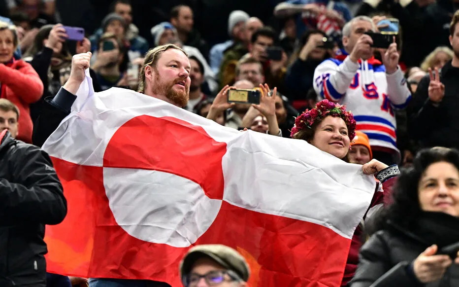 Les Danois brandissent leur drapeau lors d'un match de hockey olympique : un geste chargé de sens