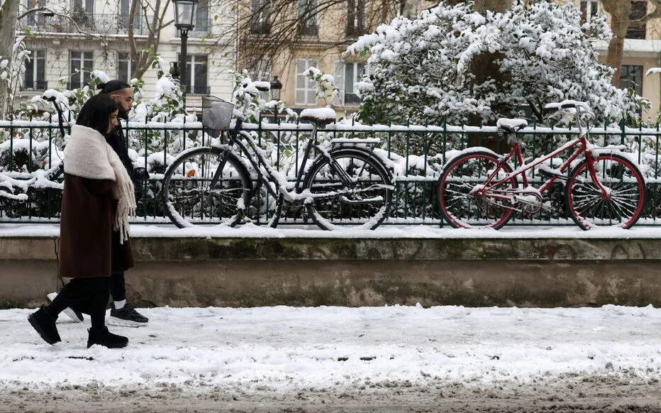 Tempêtes en France : neige, verglas et inondations affectent le pays