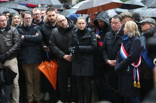 Un rassemblement émotionné suite au décès tragique d'un étudiant proche de l'extrême droite