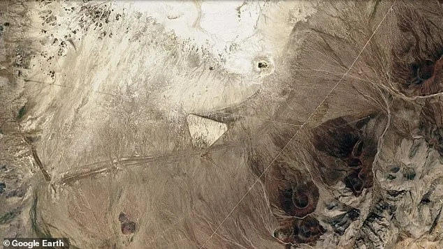 Des mystères triangulaires dans le désert : la réponse terrienne aux théories folles.