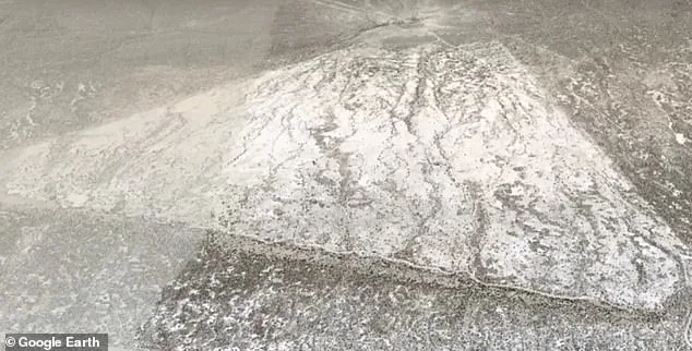 Des mystères triangulaires dans le désert : la réponse terrienne aux théories folles.