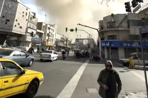 Explosions à Téhéran : l'Iran riposte aux frappes américano-israéliennes