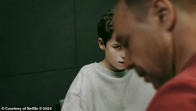 Les garçons sont-ils trop exposés au sexisme en ligne ? Une étude alarmante met en lumière les dangers pour les adolescents.