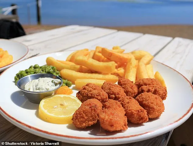 Les scientifiques demandent le retrait des "scampi and chips" des menus en raison de préoccupations environnementales.