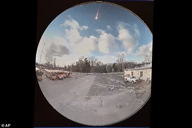 Un météore brillant illumine le ciel américain, déclenchant la panique chez les habitants