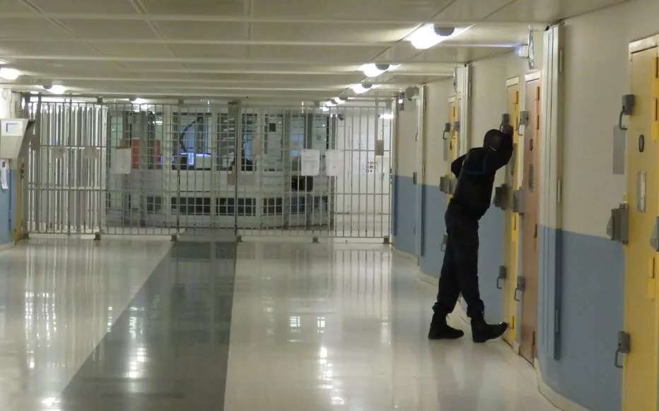 Un gardien de prison corrompu condamné pour corruption et violation du secret professionnel