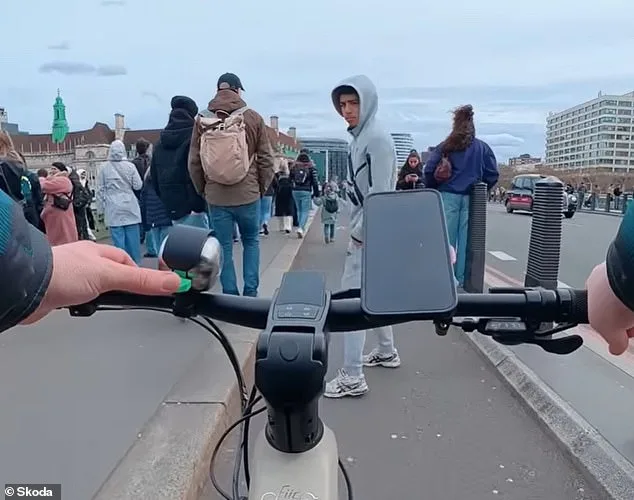 La sonnette de vélo qui contourne les écouteurs : la DuoBell de Skoda