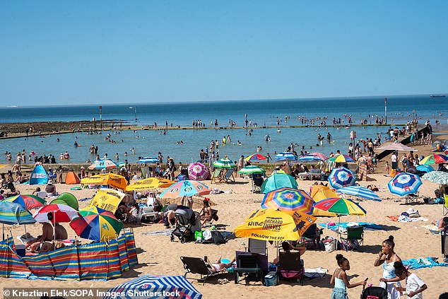 Scientists warn against cold showers during the UK heatwave