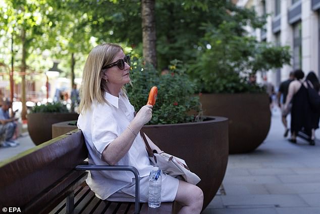 Scientists warn against cold showers during the UK heatwave