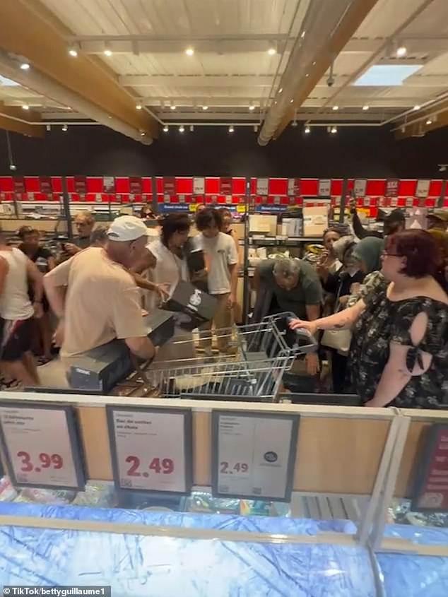 Des affrontements violents dans les Lidl en France pour acheter des climatiseurs