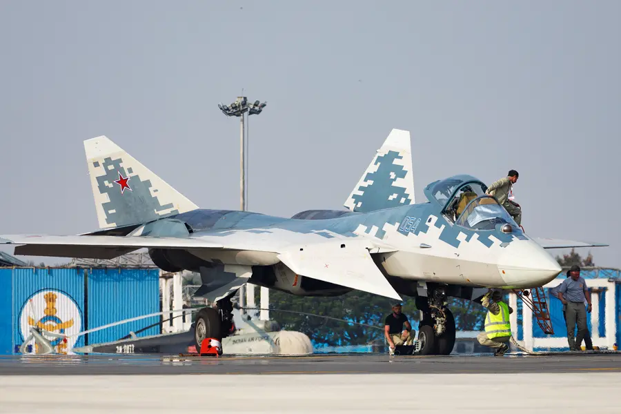 Le dernier chasseur russe Su-57 attire l'attention à Aero India