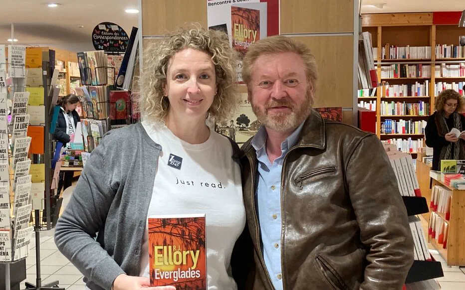 Caroline Vallat fait ses débuts en France lors d'une séance de dédicaces à Orléans
