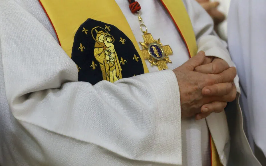 Chute difficile du patriarche maronite lors de la messe de Pâques au Liban