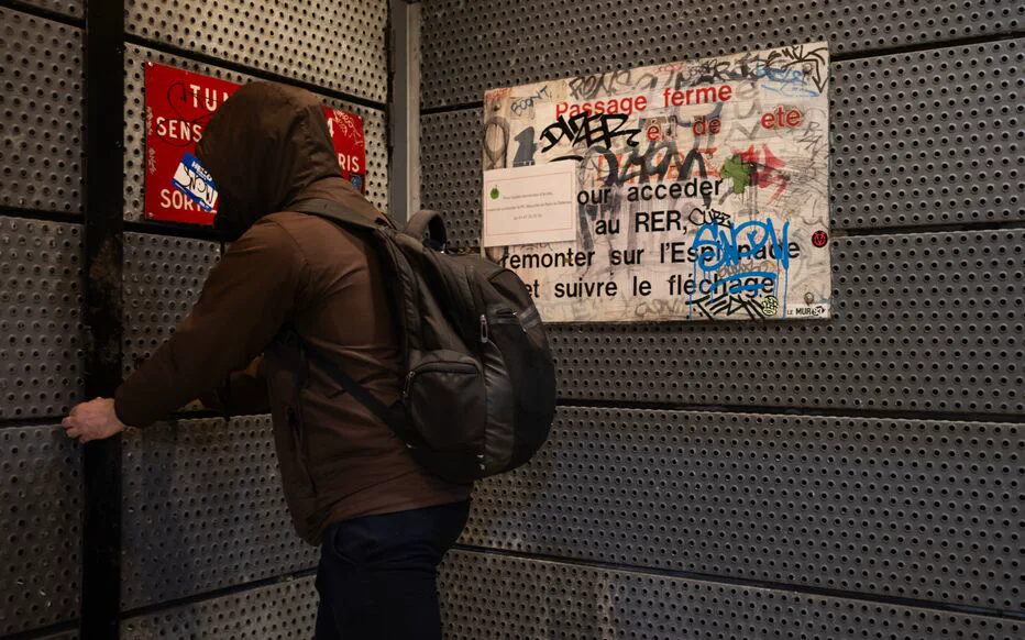 Des adolescents à la recherche d'aventure s'aventurent dans les sous-sols de La Défense