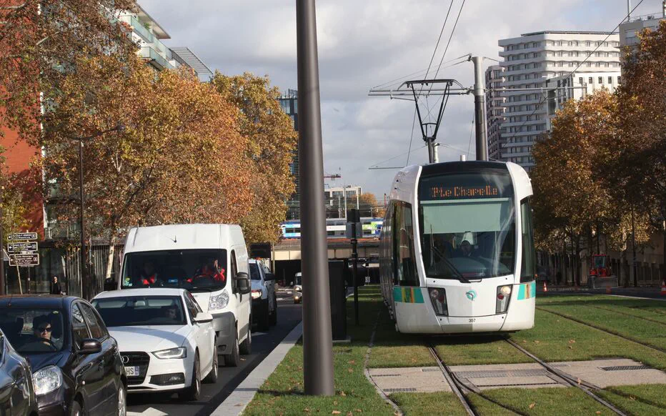 Deux individus mis en examen après la découverte d'un corps sans vie dans un arrêt de tramway à Paris