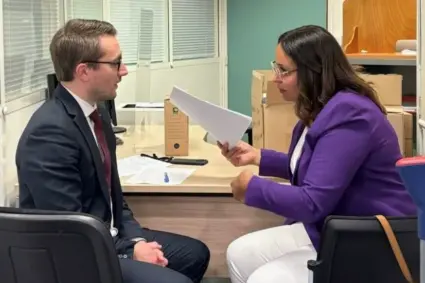 Émilie Thomas, conseillère municipale à Évry-Courcouronnes, fait face à des radiations électorales et à une perquisition de la mairie