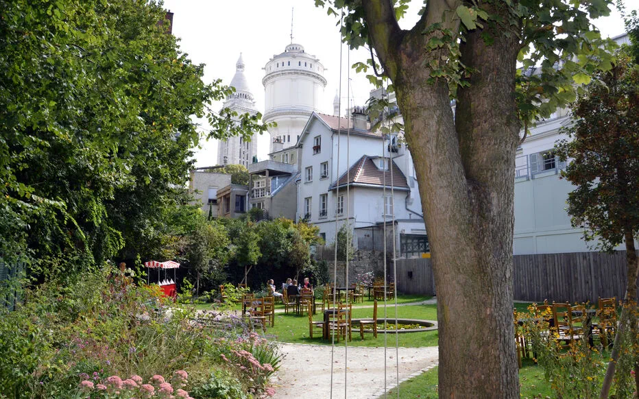 Explorez les jardins secrets de Paris cet été