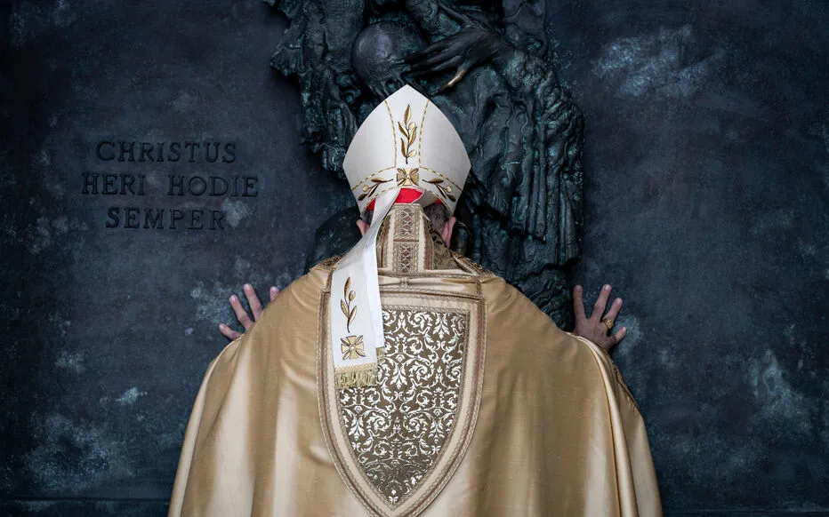 Hommage émouvant au pape François : les drapeaux en berne en France