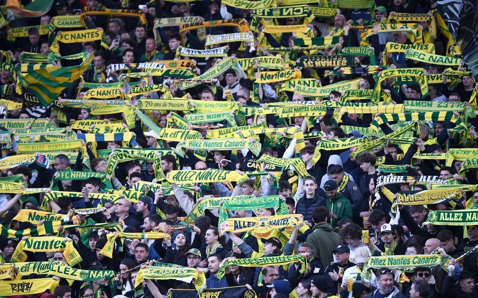 Incidents lors du match Nantes-PSG : des supporters nantais s'en prennent à Paris