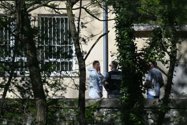 La chasse à l'homme se poursuit pour retrouver le suspect d'un meurtre barbare dans une mosquée en France