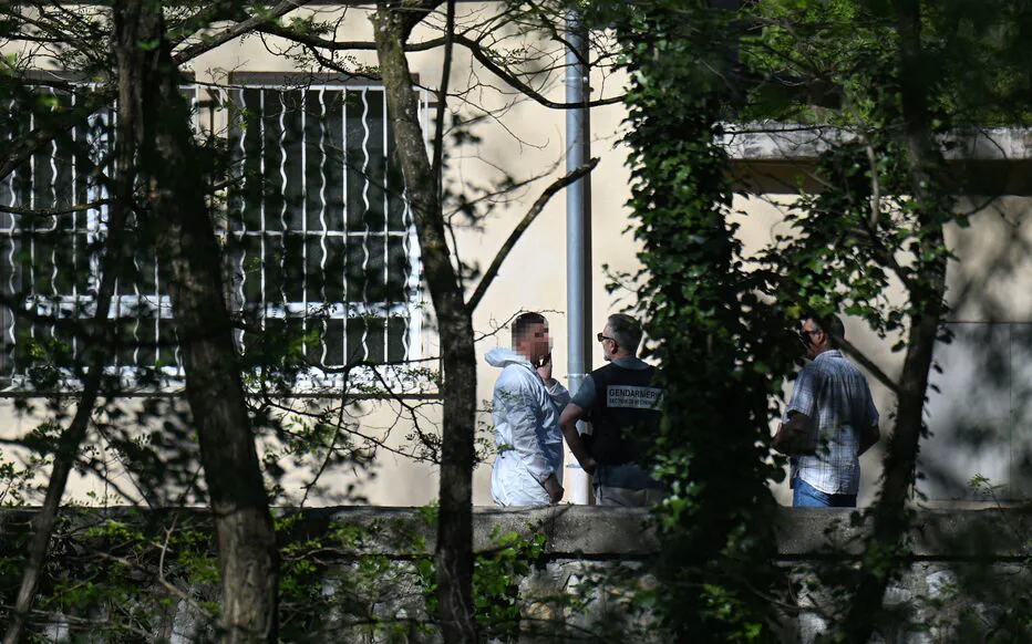 La chasse à l'homme se poursuit pour retrouver le suspect d'un meurtre barbare dans une mosquée en France