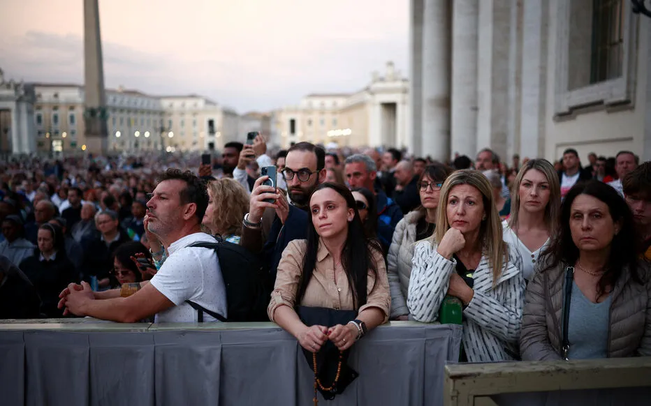 La joie et la tristesse d'un couple lors de leur voyage à Rome pour les funérailles du pape.