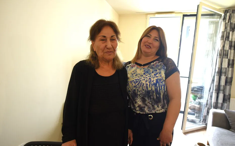 La mystérieuse petite fille aux yeux étirés