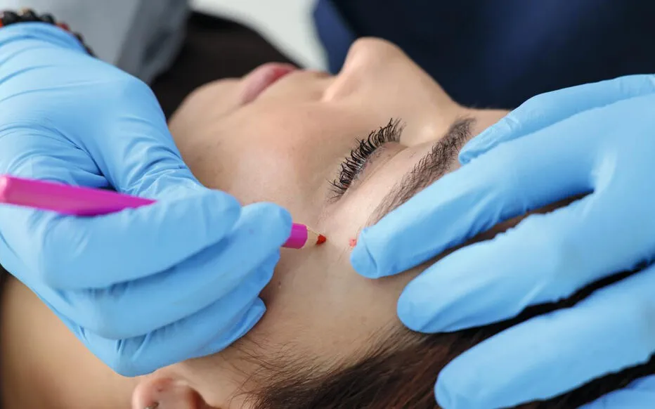 La pression des réseaux sociaux et l'accent mis sur la beauté physique conduisent de plus en plus de jeunes femmes à se tourner vers la chirurgie esthétique