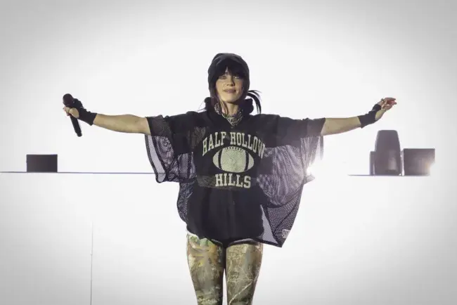 La star américaine Billie Eilish vante la musicienne française Oklou et son univers sonore unique