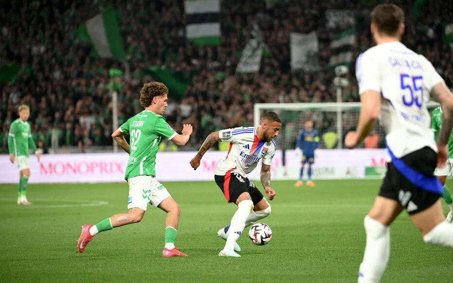 L'erreur de l'arbitre du derby entre Saint-Étienne et Lyon est mise en lumière