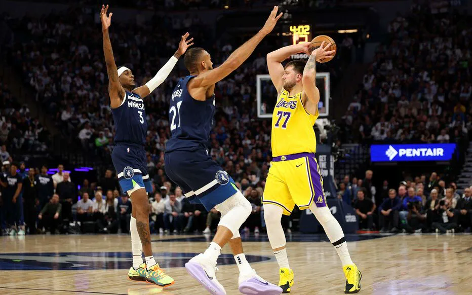 Les Timberwolves du Minnesota battent les Lakers de Los Angeles en play-offs : McDaniels et Edwards brillent.