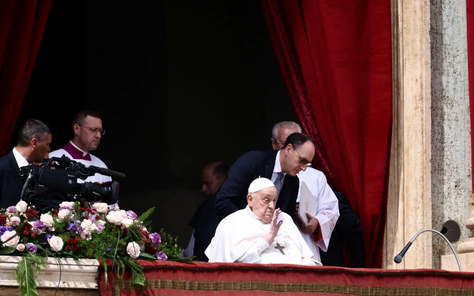 Pâques surprenantes : Le pape François, en fauteuil roulant, bénit les fidèles depuis le balcon de Saint-Pierre