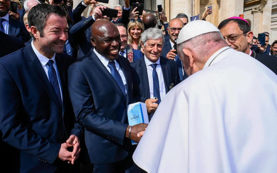 Rencontre inoubliable entre Robert Pirès, Jean-Michel Larqué et Frédéric Piquionne avec le Pape François