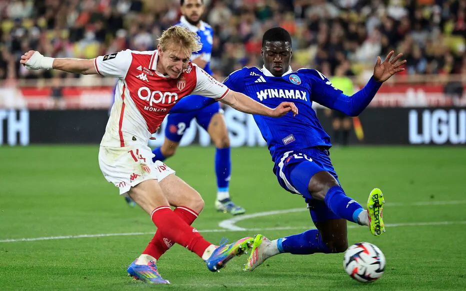 Tension et suspense lors du match Monaco-Strasbourg