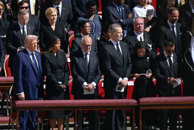 Trump et Zelensky se rencontrent lors des funérailles du pape : le choix des tenues fait réagir