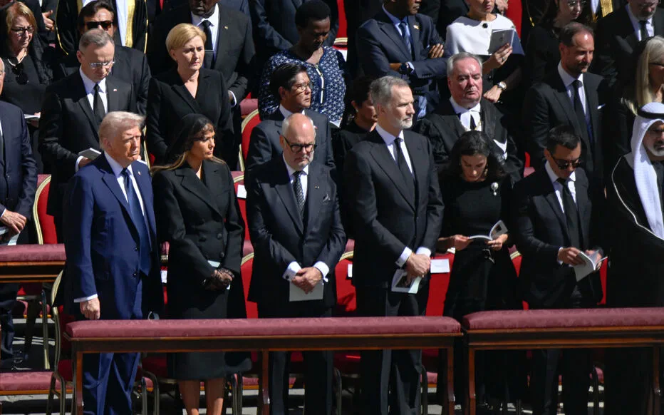 Trump et Zelensky se rencontrent lors des funérailles du pape : le choix des tenues fait réagir