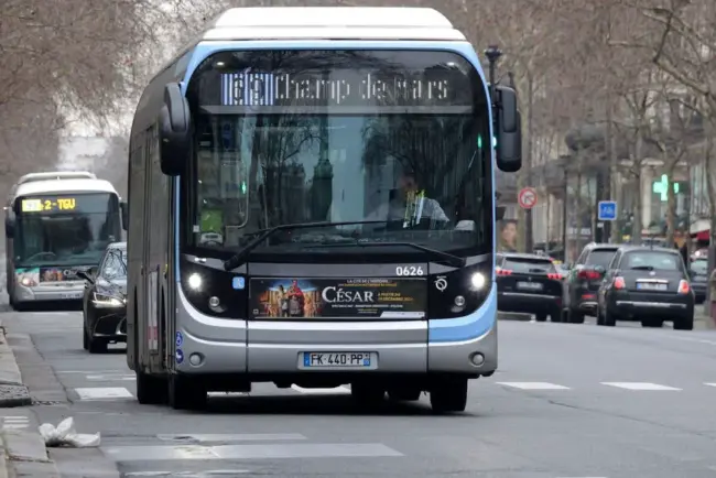 Un chauffeur de bus interpellé après avoir heurté une policière