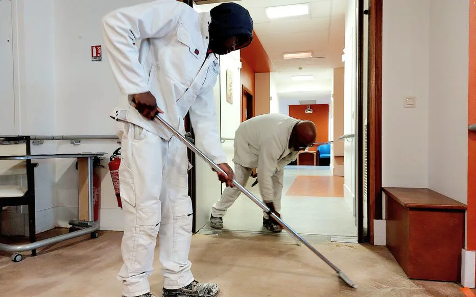 Un duo inattendu : un jeune apprenti et un senior aux prises avec des rénovations dans une chambre de résidence.