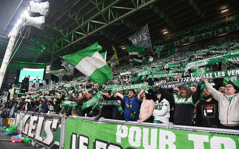 Un supporter de l'AS Saint-Étienne arrêté après avoir lancé une pièce sur l'arbitre assistant