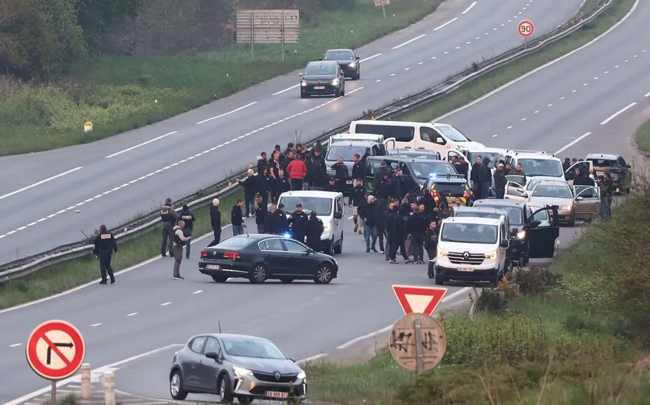 Violences après la victoire du Racing Club de Lens : bagarre et projectiles sur une route nationale