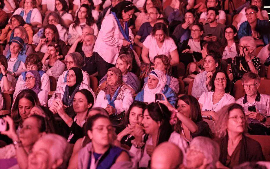 Des milliers de personnes se rassemblent à Jérusalem pour plaider en faveur de la paix alors que la guerre à Gaza continue et met en lumière la situation humanitaire et les otages israéliens.