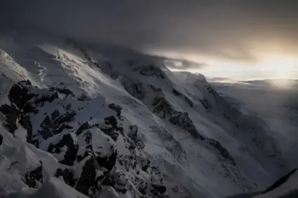 Drame au Mont-Blanc : un skieur expérimenté perd la vie sur les pentes de Chamonix