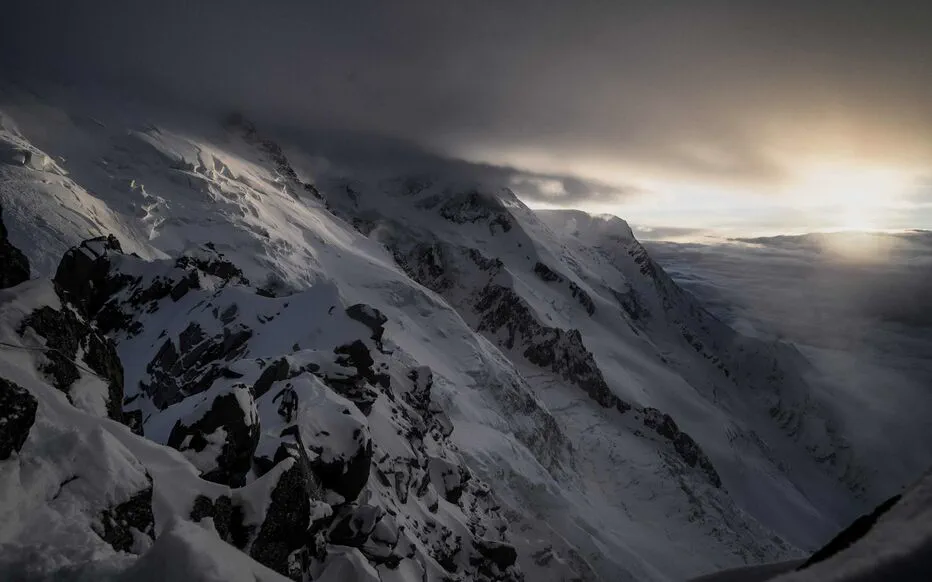 Drame au Mont-Blanc : un skieur expérimenté perd la vie sur les pentes de Chamonix