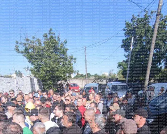 Files d'attente massives devant les centres de mobilisation en Ukraine