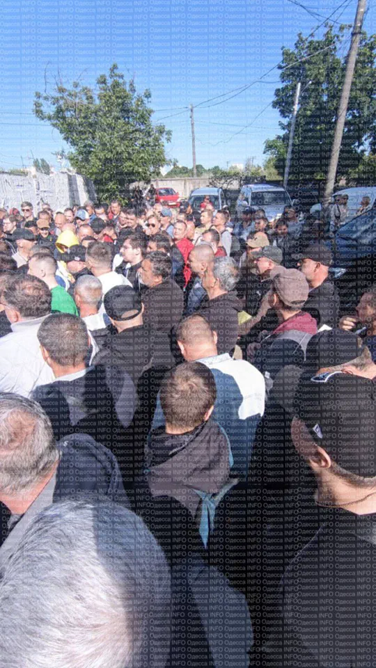 Files d'attente massives devant les centres de mobilisation en Ukraine