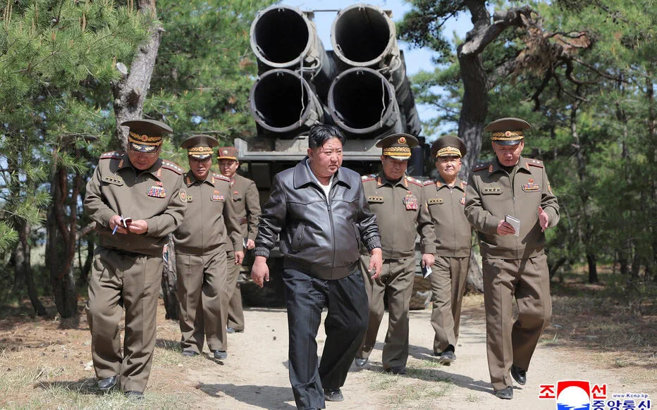 Kim Jong Un supervise des exercices militaires impliquant des attaques nucléaires simulées