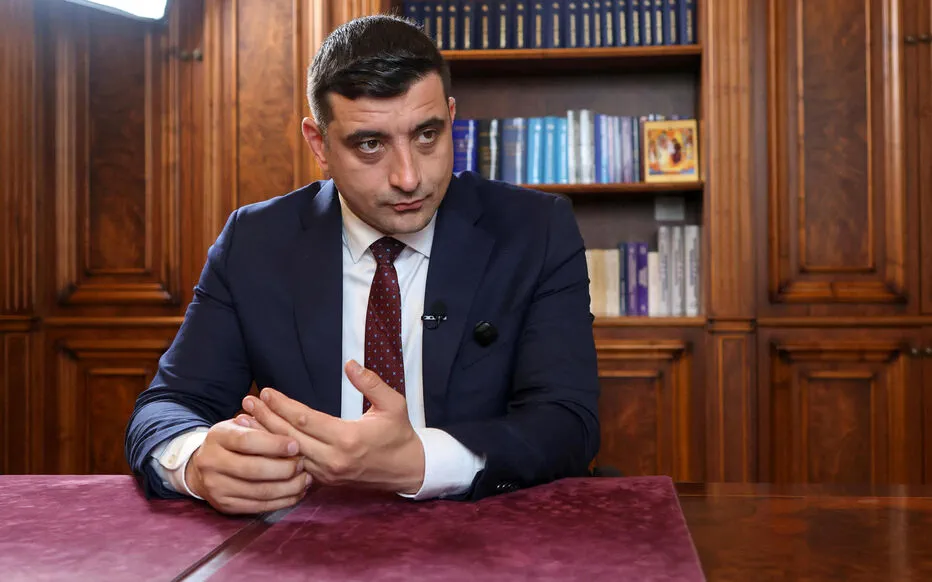 La surprise George Simion : le candidat d'extrême droite qui défie les attentes aux élections présidentielles roumaines