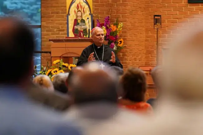 Le nouveau pape François surprend en choisissant des chaussures non rouges