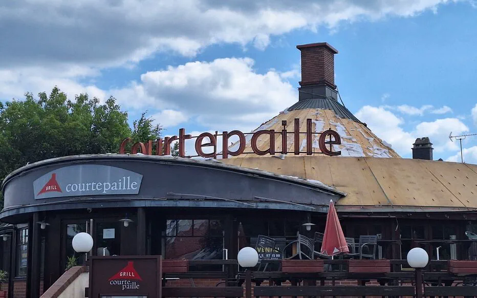 Le vol du toit en chaume : un symbole emblématique de Courtepaille